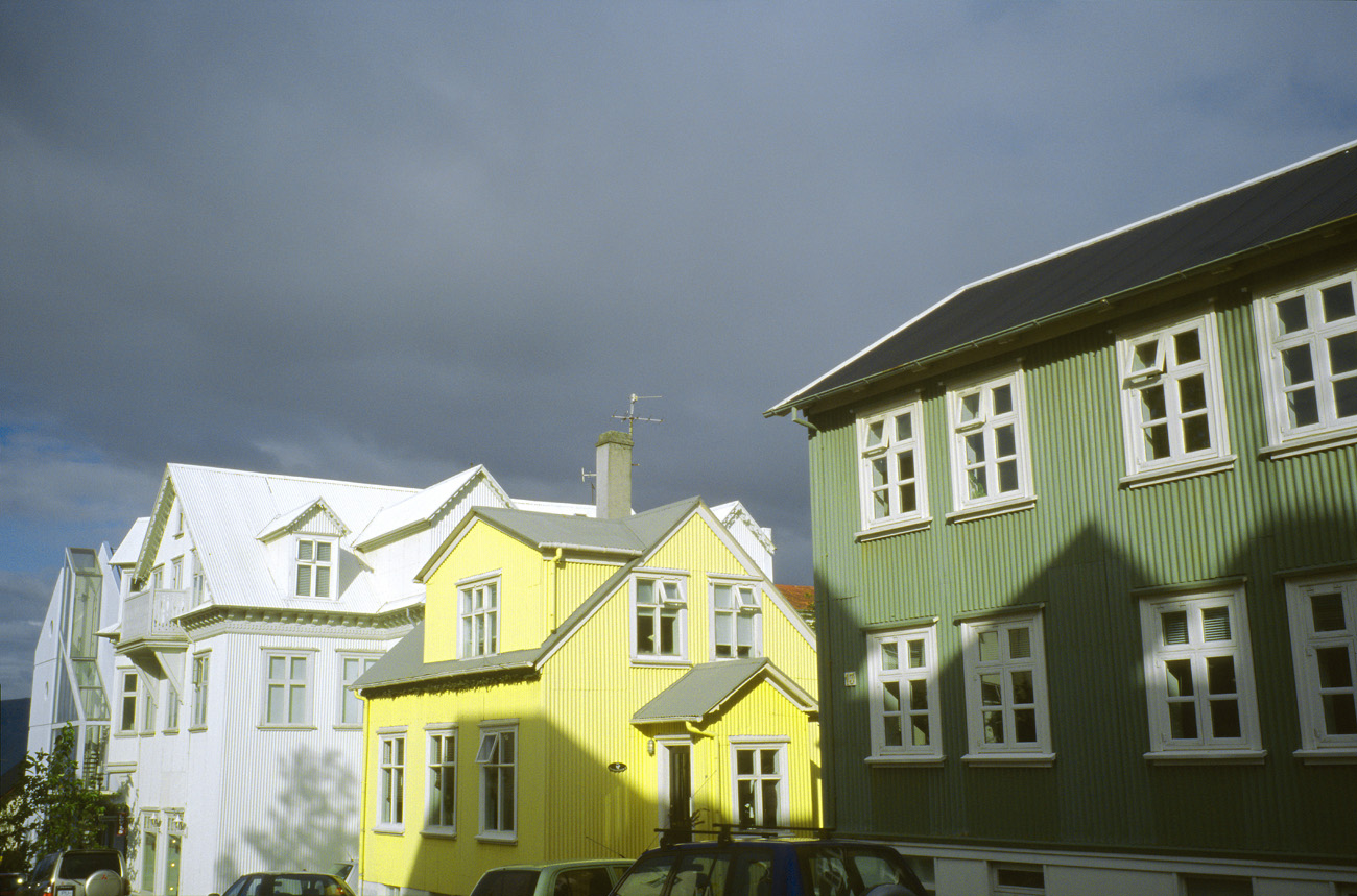 isl_206 reykjavik.jpg - Islande Sud Ouest, août 2003 : Reykjavik le centre ville conserve ça et là d'anciennes constructions traditionnelles Kodak Ektachrome 100 G